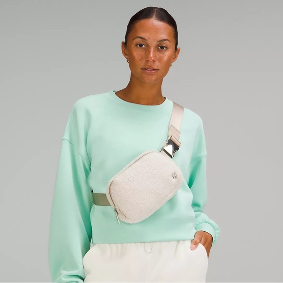 Lululemon White Fleece Everywhere Belt Bag Crossbody Bag Ivory Natural Nwt - Picture 2 of 6
